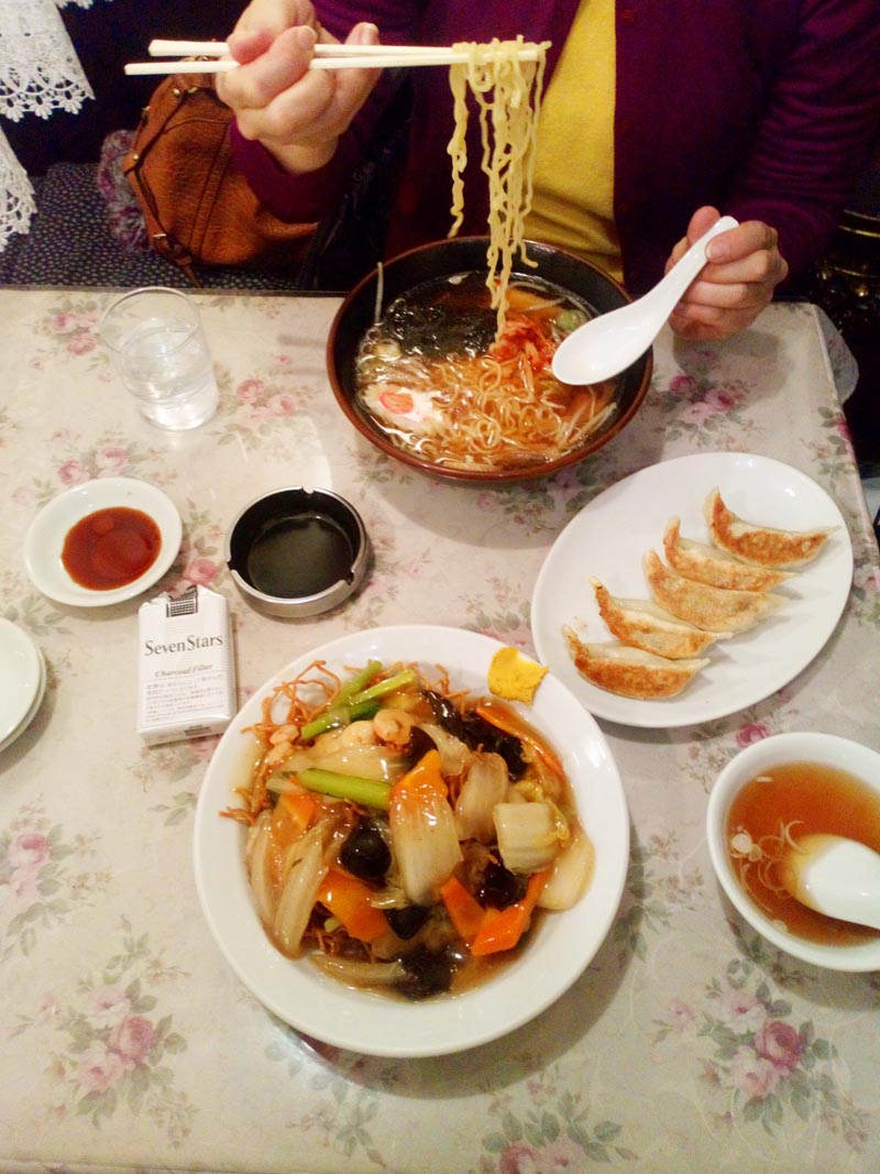 čínské jídlo v čínské restauraci v Japonsku